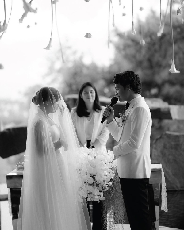 5 Potret Pernikahan Mikha Angelo dan Gregoria Mariska, Romantis Banget!