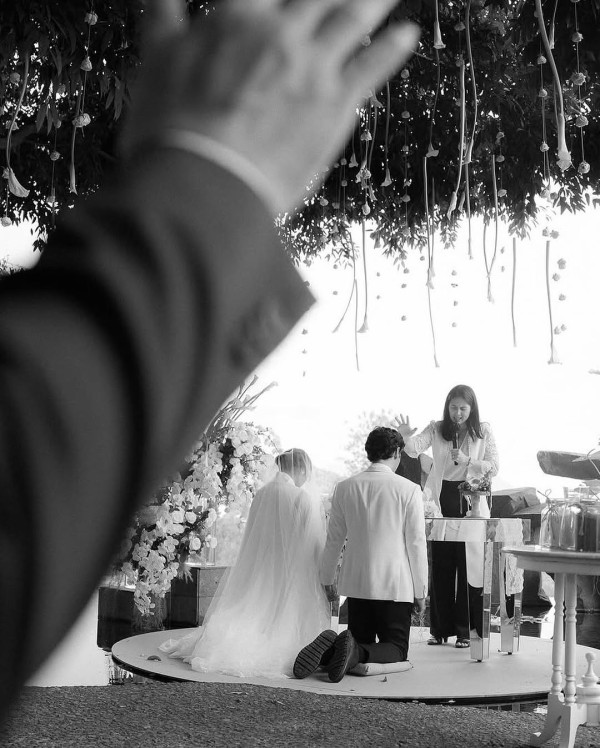 5 Potret Pernikahan Mikha Angelo dan Gregoria Mariska, Romantis Banget!