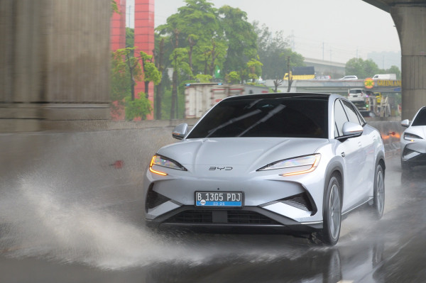 SUV Listrik Rasa Sport Car? BYD Sealion 7 Melesat 0-100 km/jam dalam 4,5 Detik!