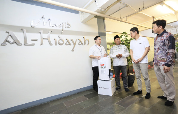 LG Berbagi Kenyamanan Ibadah Ramadan dengan Donasi Dehumidifier Canggih