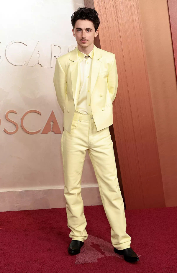 10 Busana Terbaik Oscar 2025, Gaun Demi Moore Berlapis Kristal