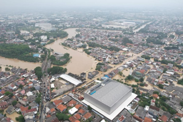 Pantauan Udara Bekasi Dikepung Banjir, Warga Dievakuasi dengan Perahu Karet