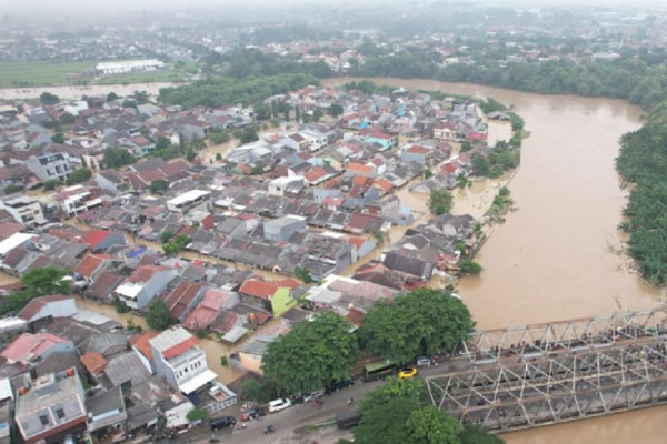Pantauan Udara Bekasi Dikepung Banjir, Warga Dievakuasi dengan Perahu Karet
