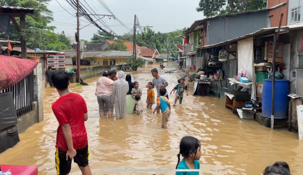 Warga Condet Balekambang Akui Banjir Hari Ini Paling Parah