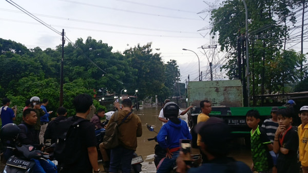 Jalan Perjuangan Babelan Bekasi Banjir Sepinggang Orang Dewasa, Sejumlah Pemotor Putar Balik
