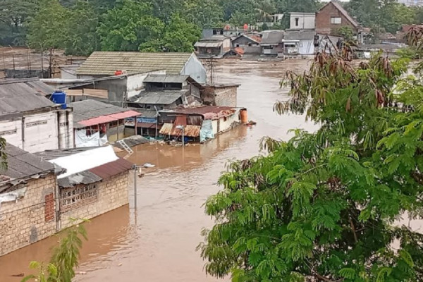 Penampakan Ketinggian Banjir di Bantaran Kali Ciliwung Rawajati Tembus 3,5 Meter