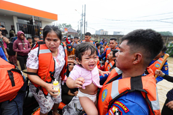 Banjir 4 Meter Rendam Perumahan Pondok Gede Permai, Warga Dievakuasi Pakai Perahu Karet