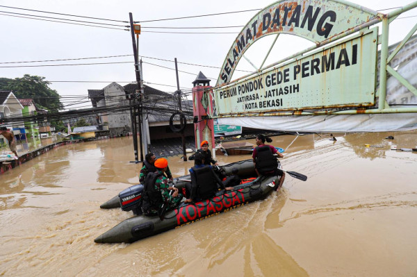 Banjir 4 Meter Rendam Perumahan Pondok Gede Permai, Warga Dievakuasi Pakai Perahu Karet
