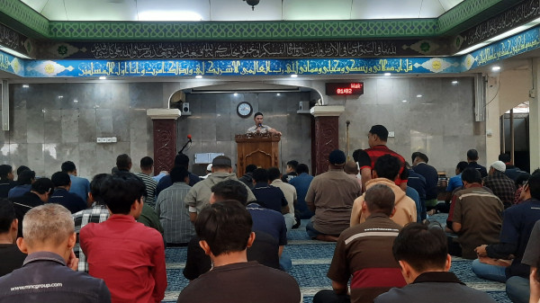 Jemaah Masjid Raudhatul Jannah Bahagia Dapat Takjil Gratis Program Ramadan MNC Peduli