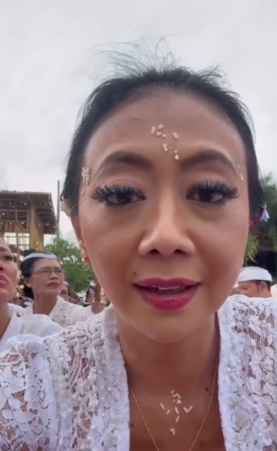3 Fakta Asri Welas Ikuti Upacara Melukat di Bali, Merasa Lebih Tenang