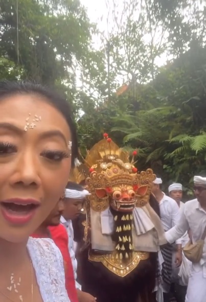 3 Fakta Asri Welas Ikuti Upacara Melukat di Bali, Merasa Lebih Tenang