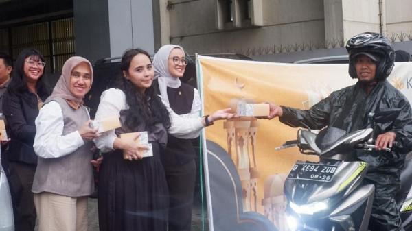 Sambut Ramadan, KB Bank Bagikan Takjil untuk Masyarakat Bandung