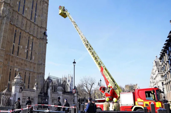 Bawa Bendera Palestina, Pria Ini Panjat dan Nangkring di Menara Big Ben London