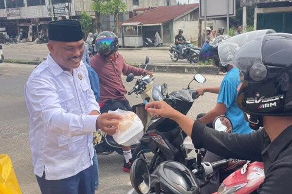 Semangat Berbagi di Bulan Suci Ramadan, Ratusan Takjil Partai Perindo Bengkalis Ludes dalam Sekejap