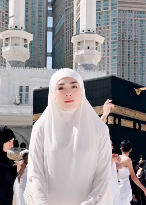 Celine Evangelista Umrah Perdana usai Mualaf: Aku Bersaksi Tidak Ada Tuhan Selain Allah