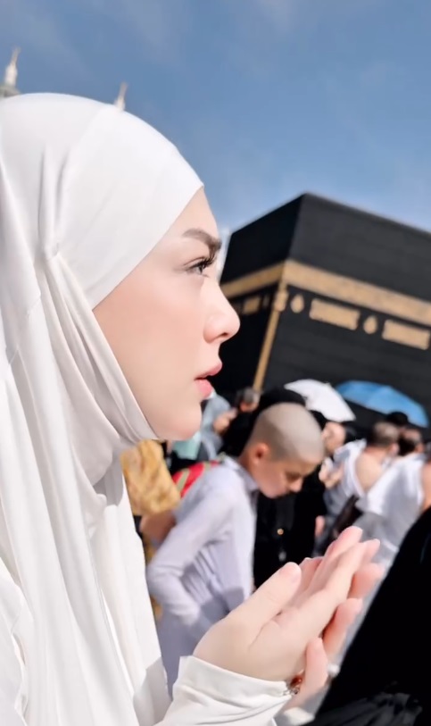 Celine Evangelista Menangis Cium Kakbah, Perjalanan Perdana ke Tanah Suci usai Mualaf