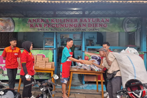 Alfamart, WINGS Group, dan Bank Aladin Bagikan 54.000 Paket Berbuka Lewat Program Warteg Gratis