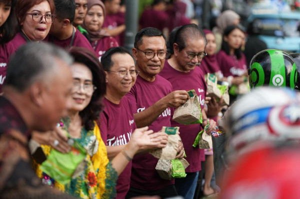 Semangat Saleh Husin dan Kawan-kawan Berbagi Takjil di Bulan Ramadan