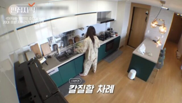 Beredar Foto Vulgar Kim Soo Hyun Cuci Piring, Diduga Diambil di Dapur Kim Sae Ron