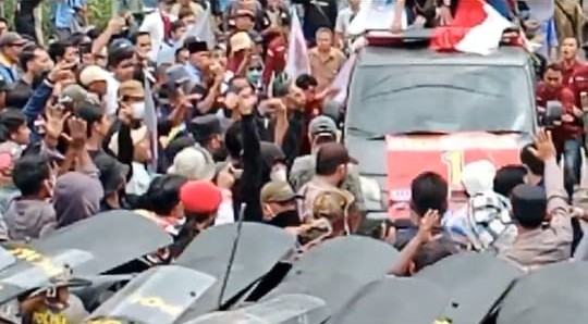 Unjuk Rasa di Depan Kantor KPU Pesawaran Lampung Ricuh