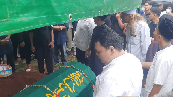 Pemakaman Mat Solar Berlangsung Haru, Diiringi Tangis Keluarga