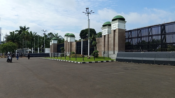Suasana Depan Gedung DPR Jelang Pengesahan RUU TNI di Tengah Penolakan Publik