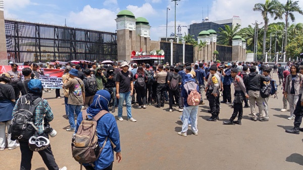 Massa Pro dan Kontra RUU TNI Mulai Datang ke Depan Gedung DPR