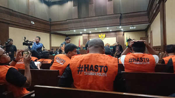 Ramai-ramai Pakai Rompi Bertuliskan Hasto Tahanan Politik di Ruang Sidang