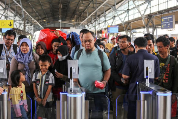 Arus Mudik Dimulai, Begini Kepadatan Penumpang Kereta Api di Stasiun Pasarsenen