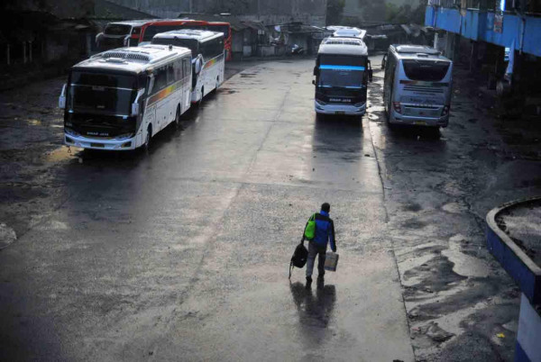 Panduan Memilih Bus yang Layak Jalan lewat Stiker: Biru, Pink, dan Tanda X, Apa Bedanya?