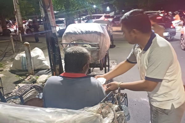 Berbagi Kebahagiaan, Mayjen TNI Ramses Tobing Bagikan Menu Buka Puasa untuk Anak Jalanan dan Pekerja Kecil