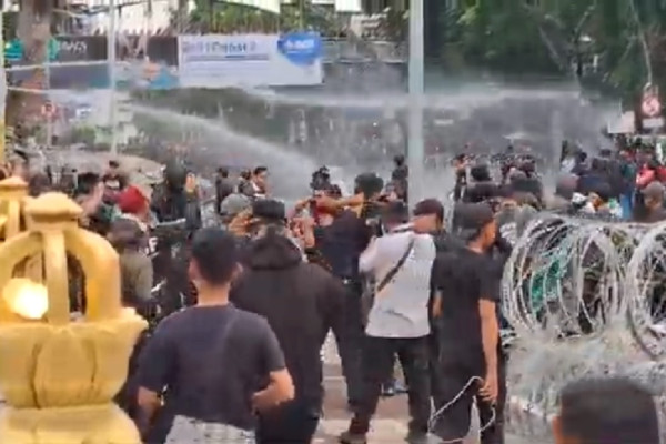 Demo Tolak UU TNI di Surabaya Ricuh, Massa Lempar Batu dan Bom Molotov ke Polisi