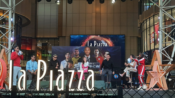 Pemeran Berbalas Selingkuh Meriahkan Nobar Indonesia vs Bahrain di La Piazza