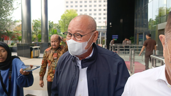Djan Faridz Pakai Tongkat dan Dituntun Keluar dari Gedung KPK usai Diperiksa terkait Harun Masiku