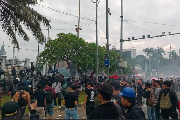 Demo Ricuh, Massa Aksi Tolak UU TNI Masuk ke Jalan Tol Depan Gedung DPR