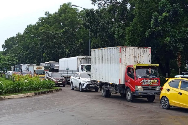 Parah! Gerbang Tol Kalihurip Utama 2 Disesaki Antrean Kendaraan, Macetnya Mengular hingga Jalur Arteri