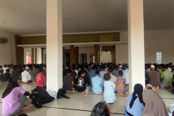 Momen Ribuan Pemudik Salat Jumat Berjamaah di Pantura Cirebon