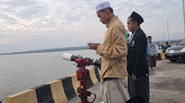 Lembaga Falakiyah NU Sampang Pantau Hilal Idulfitri 2025 di Pelabuhan Taddan Camplong