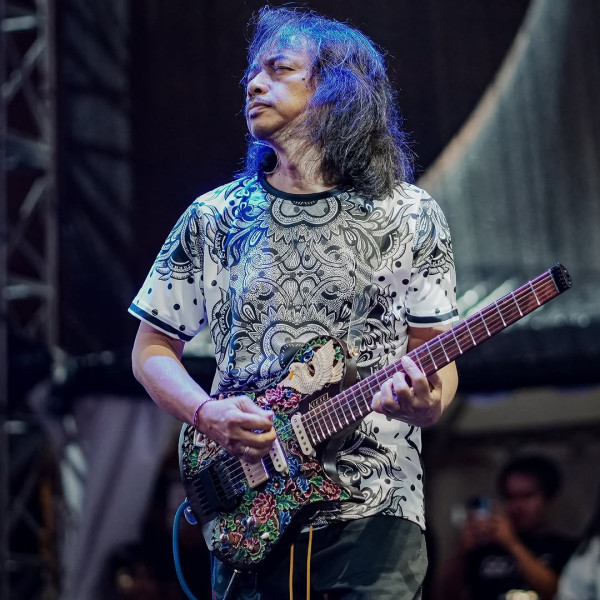 4 Artis Indonesia Rayakan Hari Raya Nyepi 2025, Happy Salma Mengarak Ogoh-ogoh