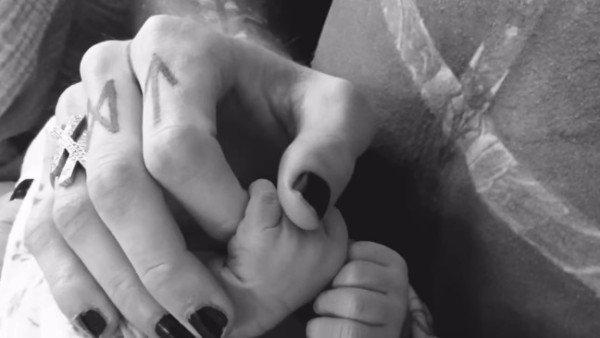 Megan Fox Melahirkan Anak Perempuan Buah Cinta dengan Machine Gun Kelly