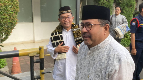 Tiba di Balai Kota, Rano Karno Salat Idulfitri di Masjid Fatahillah