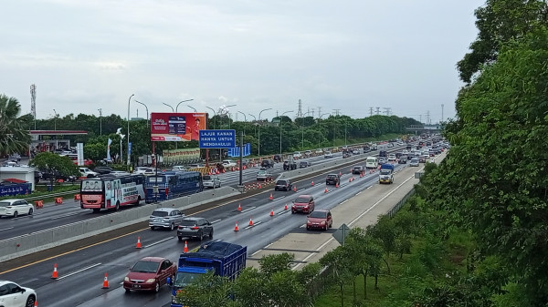 Tol Jakarta-Cikampek Arah Trans Jawa Masih Ramai, Rest Area 57 Membeludak