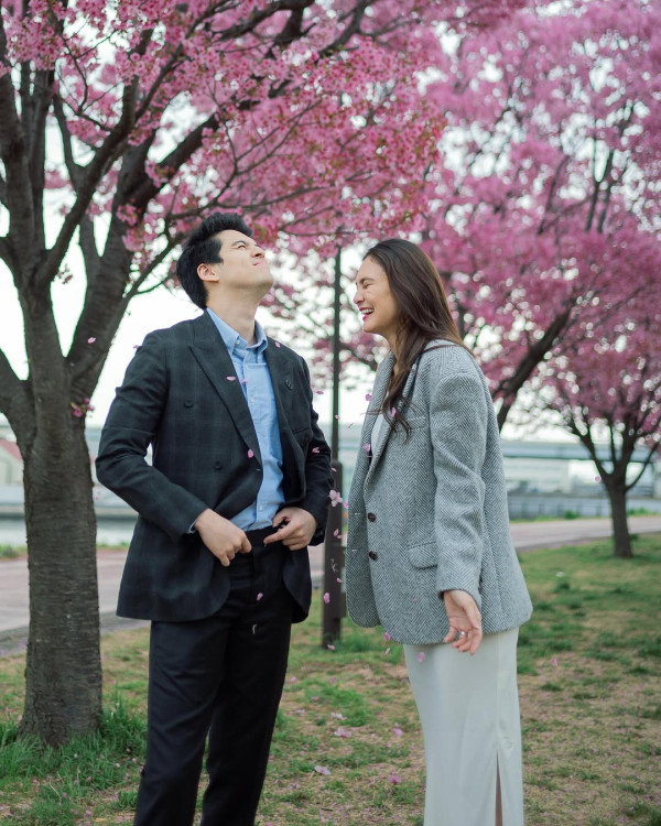 7 Potret Luna Maya Dilamar Maxime Bouttier di Jepang, Romantis saat Sakura Mekar