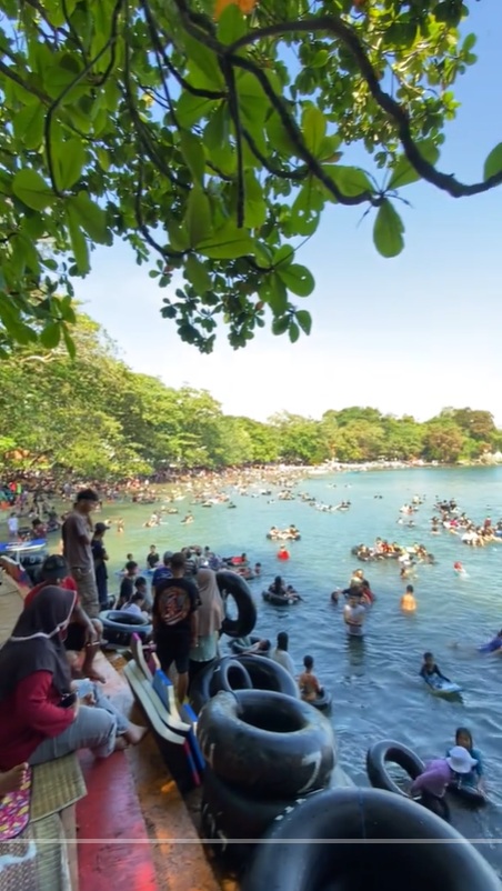 Penampakan Pantai Batukaras Pangandaran Diserbu Wisatawan saat Libur Lebaran
