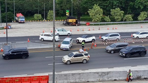 Kecelakaan di Contraflow KM 69 Tol Jakarta-Cikampek, 2 Mobil Ringsek