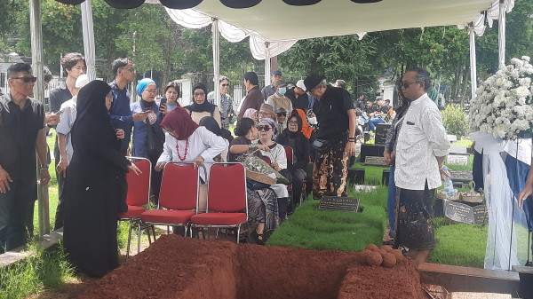 Deretan Artis Tanah Air Iringi Kepergian Ray Sahetapy ke Peristirahatan Terakhir