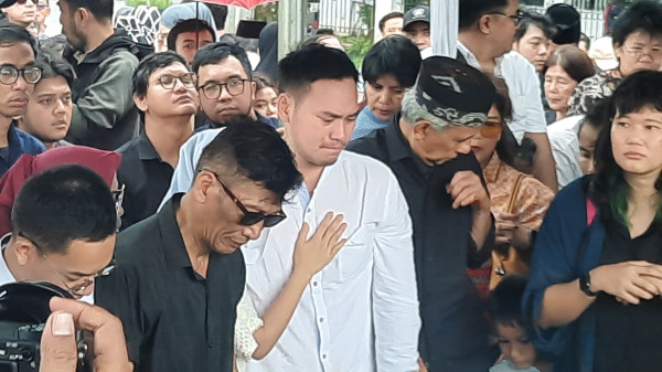 Pemakaman Ray Sahetapy Diselimuti Suasana Haru, Tangis Keluarga Tak Terbendung