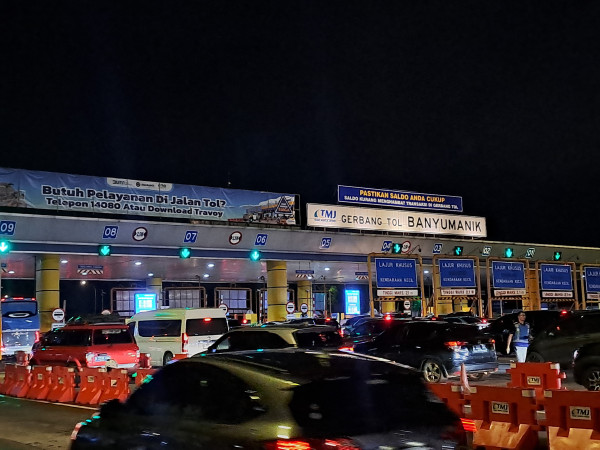 Polisi Terapkan One Way Tol Kalikangkung - Brebes