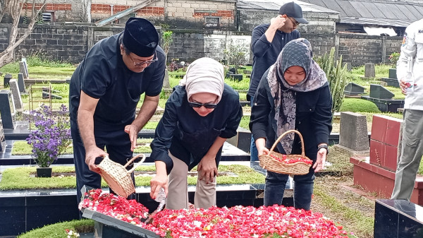 Rano Karno Ziarah ke Makam Orang Tua sekaligus ke Pemakaman Ray Sahetapy