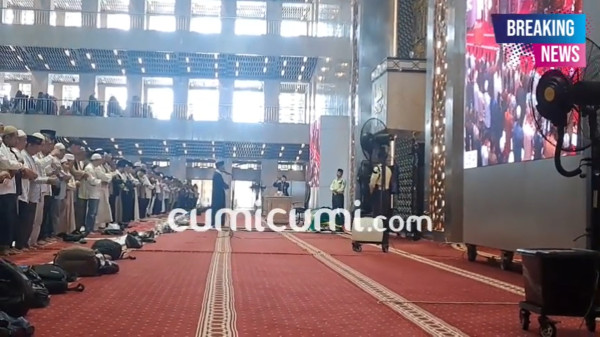 Ribuan Jemaah Salatkan Jenazah Ray Sahetapy di Masjid Istiqlal